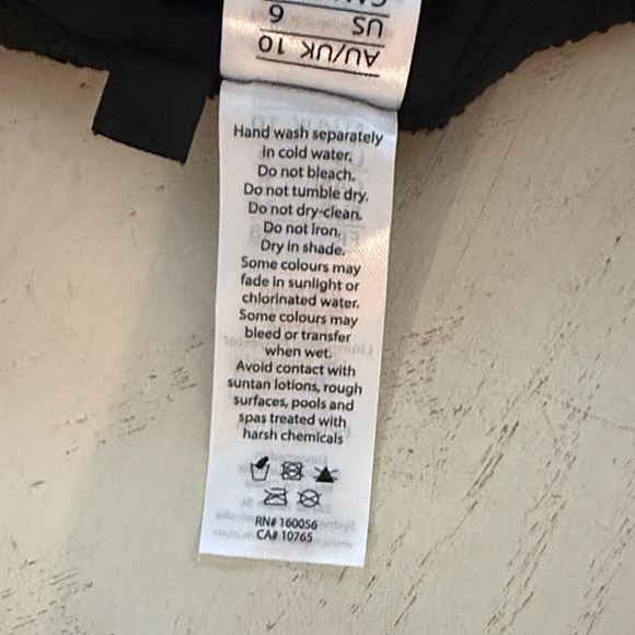 Women’s Nip Tuck Black One Piece Classic Black Swimsuit size 6 NWOT - Picture 7 of 10